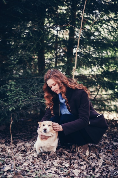 Junge frau mit einem hund