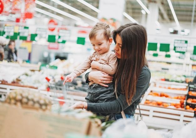 Junge Frau mit einem Jungen im Supermarkt