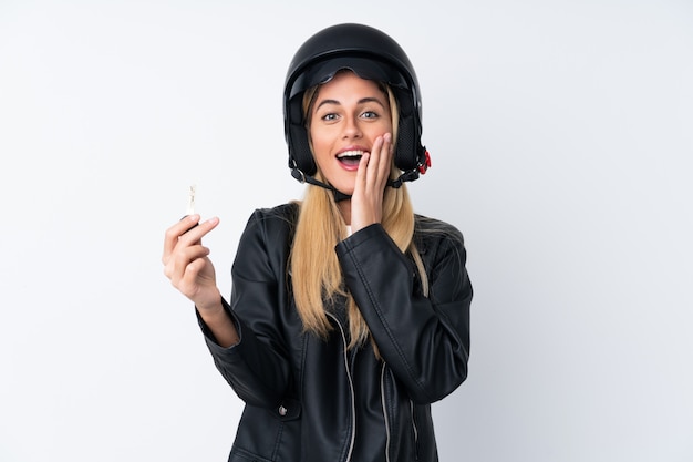 Junge Frau mit einem Motorradhelm über isolierter weißer Wand