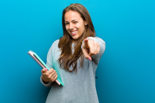 Junge Frau mit einem Notizbuch