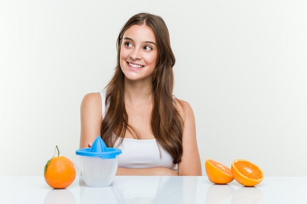 Junge Frau mit einem Orangensaftpresse