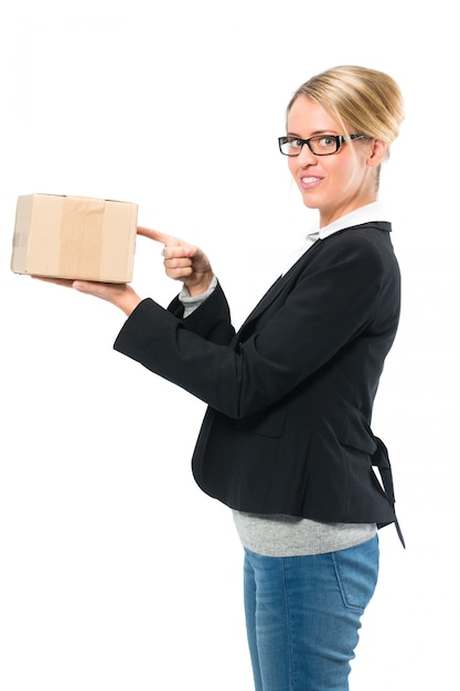 Foto junge frau mit einem paket