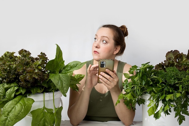 Junge Frau mit einem Satz grüner Zutaten, Salat, Spinat für eine gesunde Ernährung