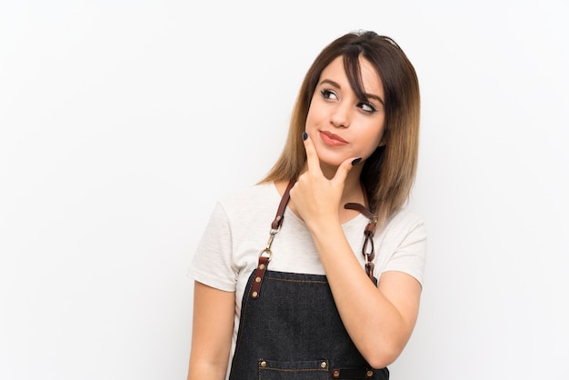 Junge Frau mit einem Schutzblech eine Idee denkend