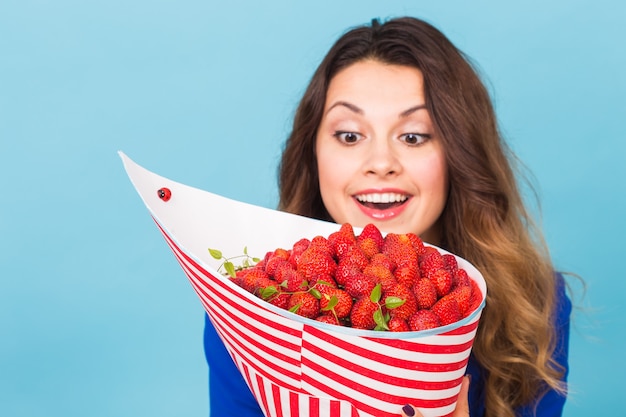 Junge Frau mit einem Strauß Erdbeere