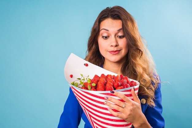 Junge Frau mit einem Strauß Erdbeere