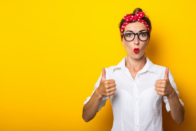 Junge Frau mit einem Verband auf dem Kopf macht eine Geste Alles ist gut an einer gelben Wand. Banner.