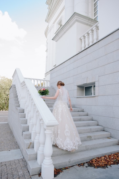 Junge Frau mit einem weißen Kleid von hinten