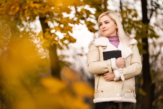 Junge Frau mit einer Bibel in der Parkgasse