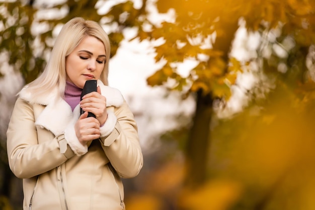 Junge Frau mit einer Bibel in der Parkgasse