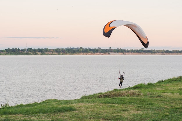 junge Frau mit Fallschirm auf den Boden Riverside