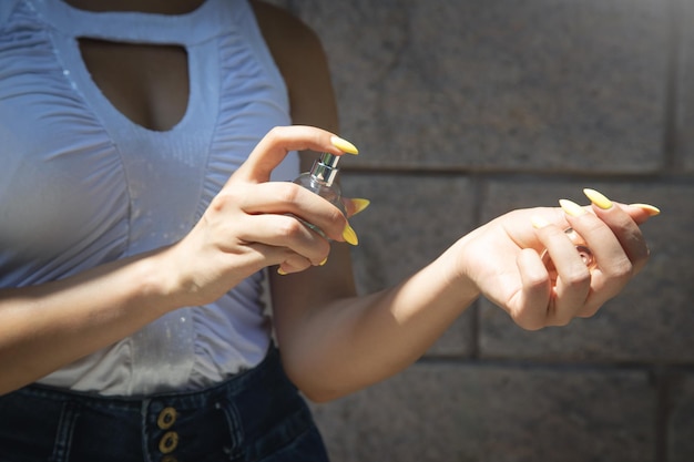 Junge Frau mit Flasche Parfüm