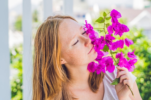 Junge Frau mit Frühlingspurpurblumen