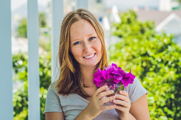 Junge Frau mit Frühlingspurpurblumen