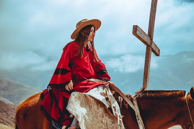 Junge Frau mit Gaucho-Kostüm auf einem Pferd