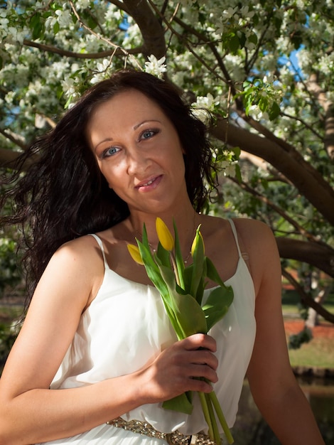 Junge Frau mit gelben Tulpen.
