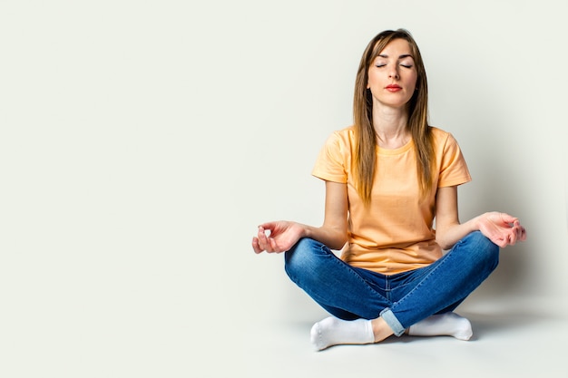 Junge Frau mit geschlossenen Augen, die Yoga tun