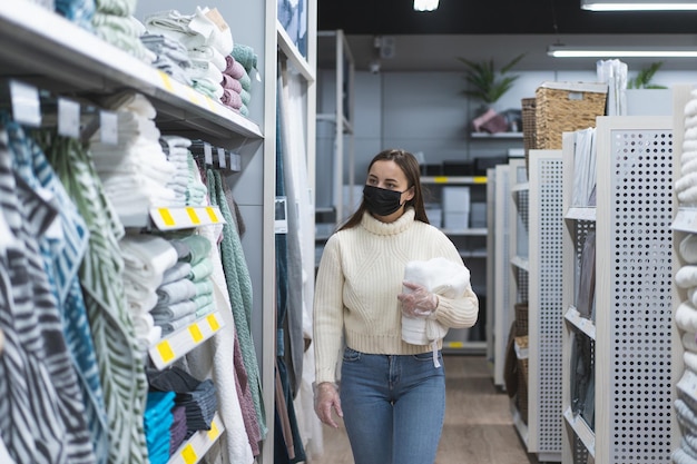 Junge Frau mit Gesichtsmaske und Schutzhandschuhen im Laden heute Menschen Lifestyle-Konzept