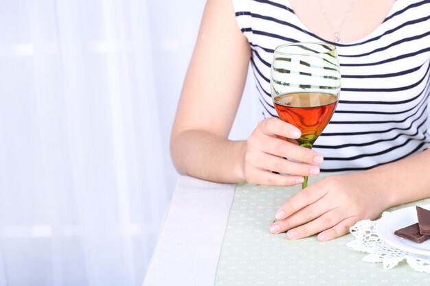 Junge Frau mit Glas Rotwein