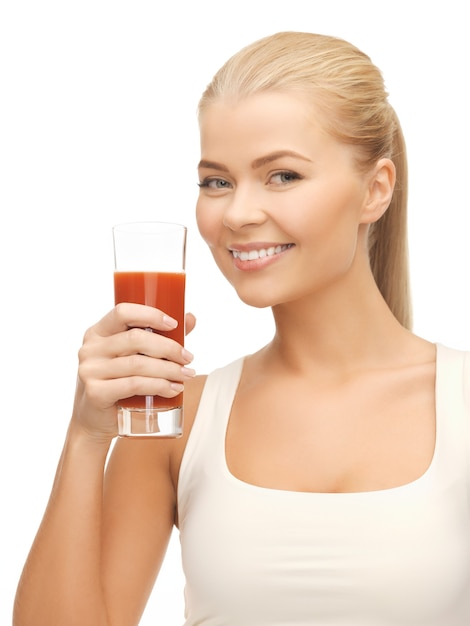 junge Frau mit Glas Tomatensaft