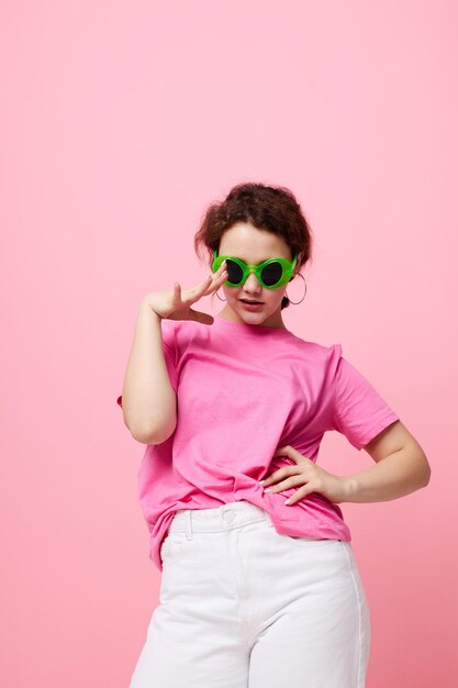 Junge Frau mit grüner Brille Dekoration Geste mit seinen Händen Lifestyle