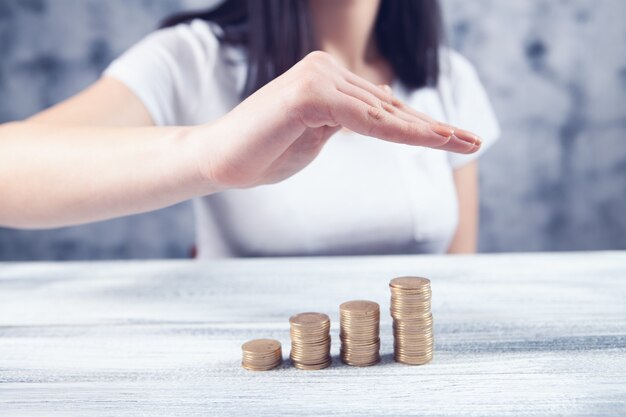 Junge Frau mit Hand spart Geld