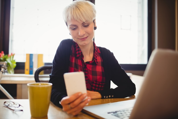 Junge Frau mit Handy