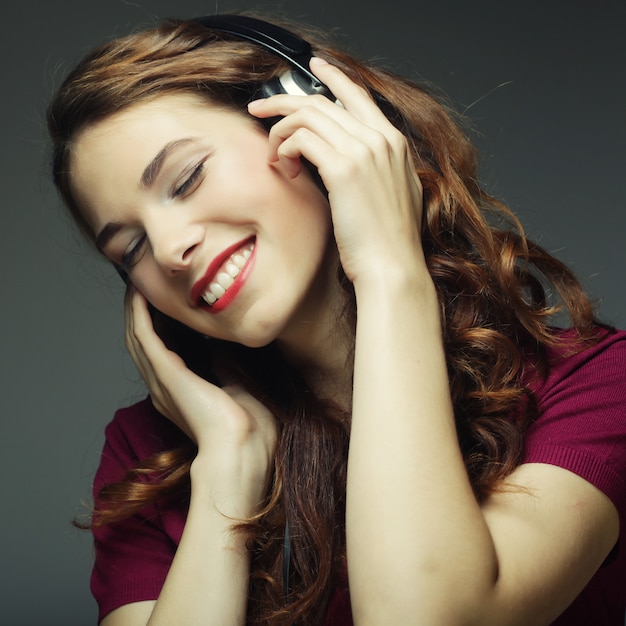 Junge Frau mit hörender Musik der Kopfhörer