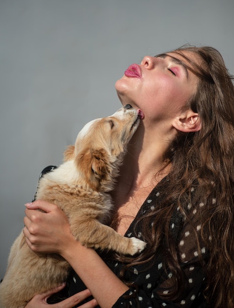 Junge Frau mit Hündchen, die eine Umarmung teilt, kuschelt, küsst, leckt, bester Freund des Tieres, schöne Freundschaft