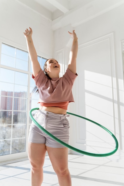 Foto junge frau mit hula-hoop