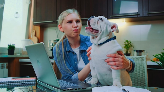 Foto junge frau mit hund