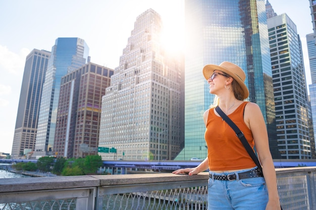 Junge Frau mit Hut, glückliches Reisen in New York