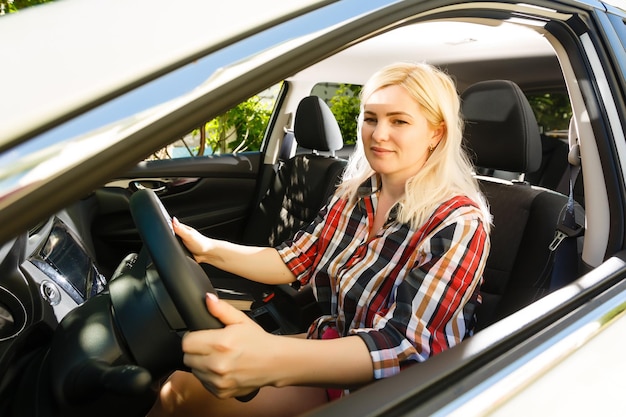 Junge Frau mit ihrem Auto zu fahren