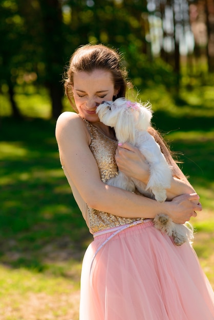 Junge Frau mit ihrem Hund