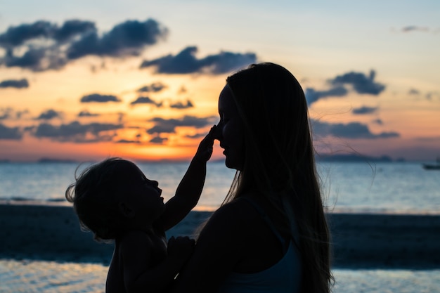 Junge Frau mit ihrem Kind am Strand