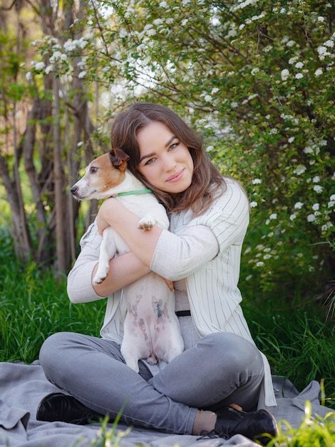 Junge Frau mit ihrem süßen Jack Russell Terrier im Freien