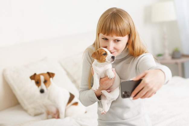 Junge Frau mit ihrem süßen Jack Russell Terrier in einem Stuhl zu Hause weißes Haustier