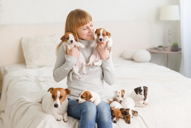 Junge Frau mit ihrem süßen Jack Russell Terrier in einem Stuhl zu Hause weißes Haustier