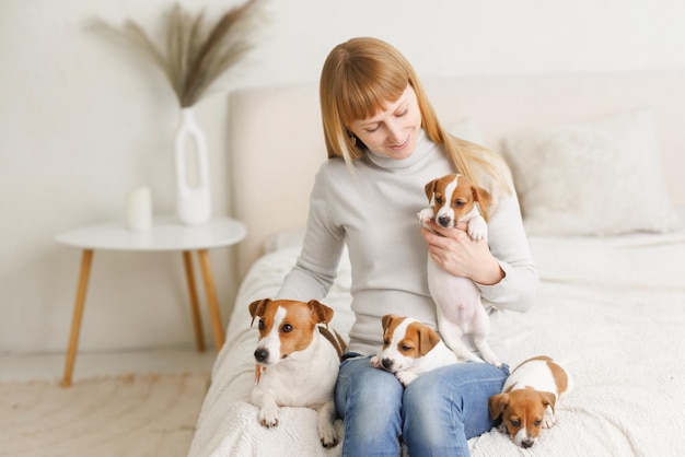 Junge Frau mit ihrem süßen Jack Russell Terrier in einem Stuhl zu Hause weißes Haustier