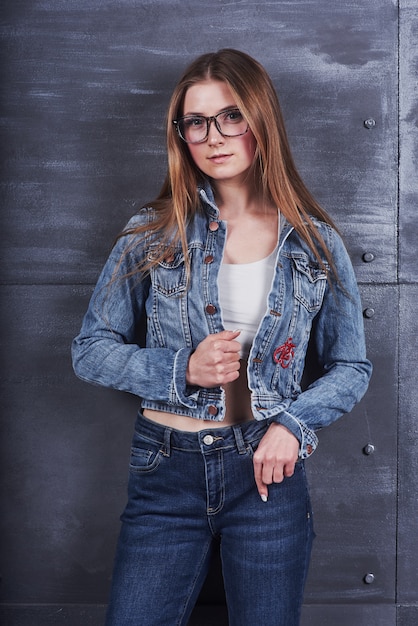 junge Frau mit Jeansjacke