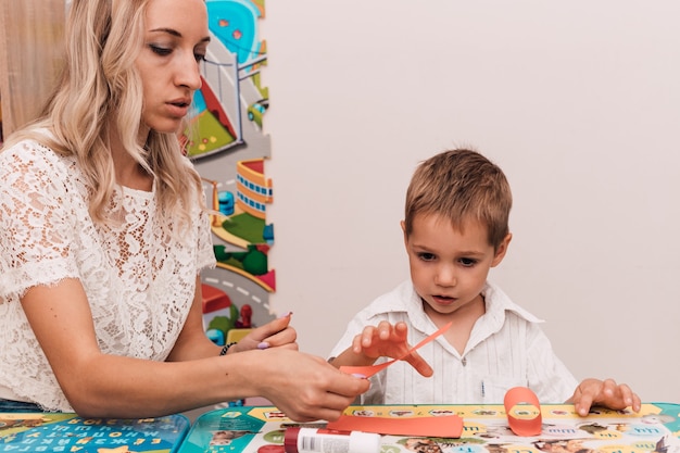 Junge Frau mit Jungenkleber das Handwerk