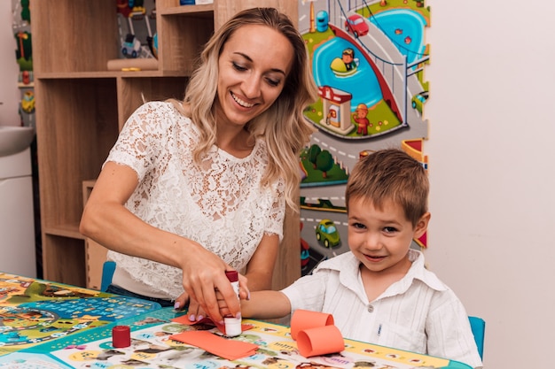 Junge Frau mit Jungenkleber das Handwerk