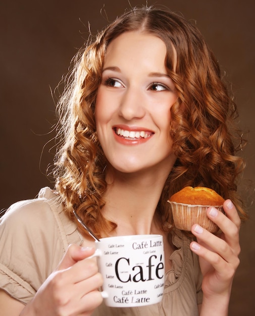 Junge Frau mit Kaffee und Kuchen