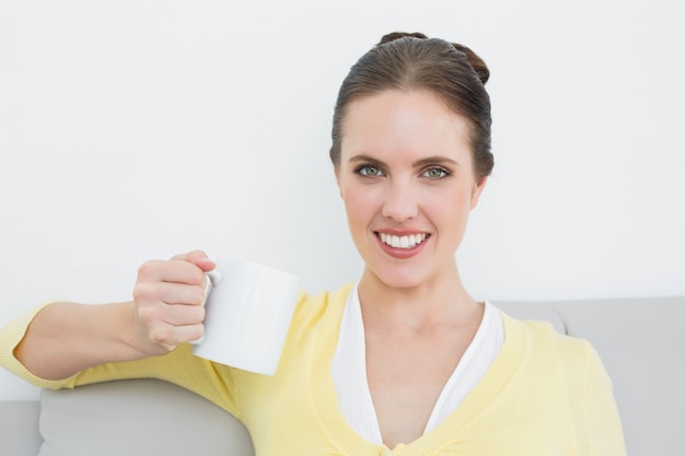 Junge Frau mit Kaffeetasse