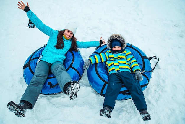 Junge Frau mit Kleinkind auf Schneeschläuchen