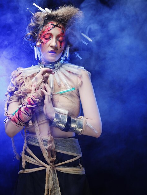 Foto junge frau mit kreativem make-up halloween-thema zombie-thema