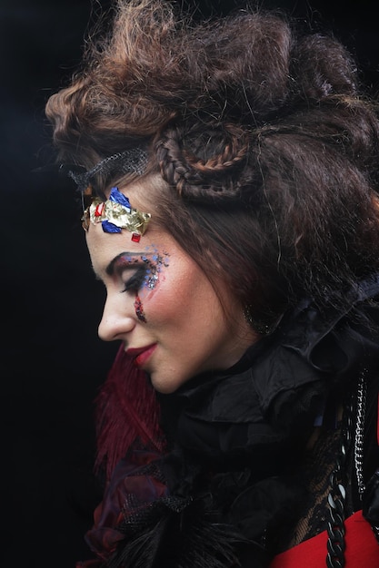 Junge Frau mit kreativem Make-up Halloween-Thema