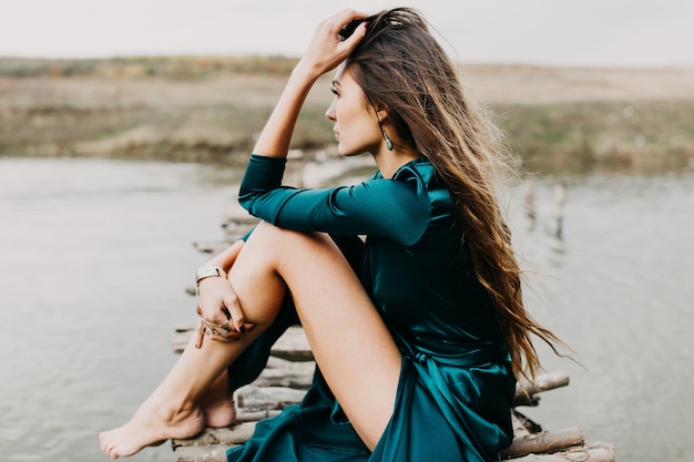 Junge Frau mit langen Haaren im grünen Kleid