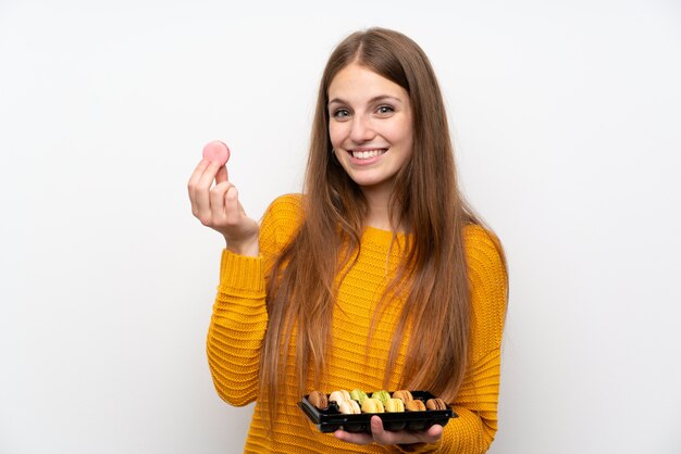 Junge Frau mit langen Haaren mit Makronen