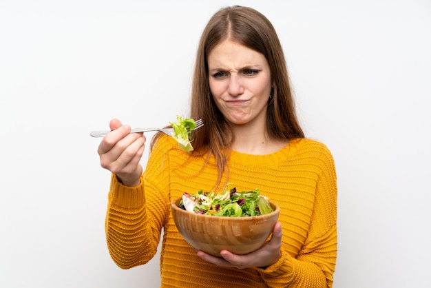 Junge Frau mit langen Haaren mit Salat